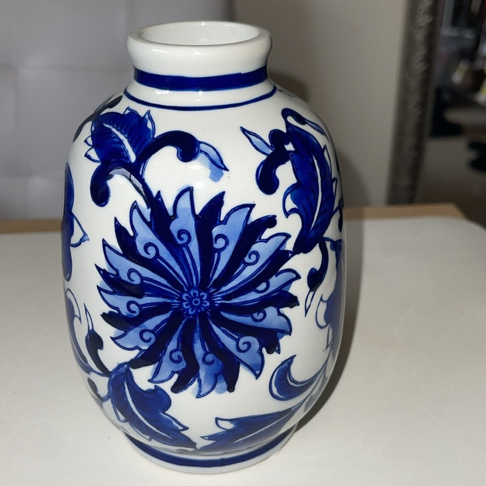 Razz imports Small water sealed, ceramic vase. 4.5 X 6.5”
